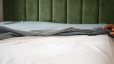 Genç kadınlar yatak odasında yatıyorlar.