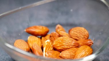 Bir kase bademe su dök. .