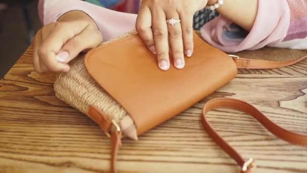 Kvinnor Tar Smart Telefon Vår Från Hennes Casual Handväska — Stockvideo