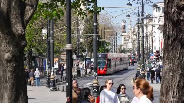 Türkei Istanbul Juni 2023 Straßenbahn Eminonu Mit Menschen Die Die — Stockvideo
