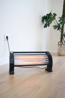 Modern elektrikli kızılötesi ısıtıcı oturma odasında, yakın çekim. Yüksek kalite fotoğraf