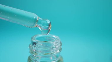  Mavi arkaplanda serum düşürücü.