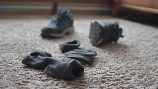 床に汚れた靴と靴 — ストック動画