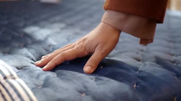 在床上用手触摸和按压骨科床垫 — 图库视频影像