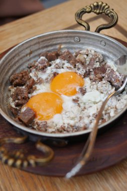 Türk omleti ve bakır tavada kızartılmış et..