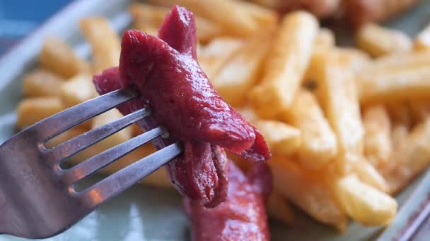 Une Assiette Saucisses Frites Délicieux Plat Viande — Video