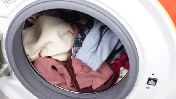 Çamaşır Makinesindeki Kumaşları Kapatın — Stok video
