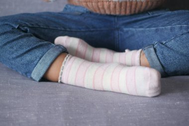 Çocuk ayaklarındaki renkli yumuşak çorapları kapat. 