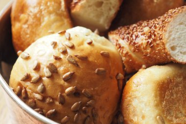 Balkabağı çekirdekli çöreğin yakın çekimi.