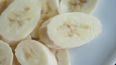 Masanın üzerindeki muz bardağını kapat. .