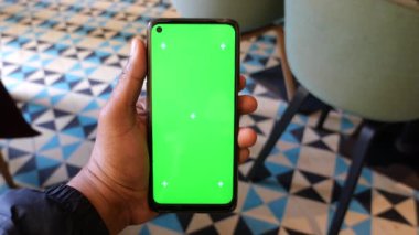 Akıllı telefon kullanarak genç adamın elini kapat.