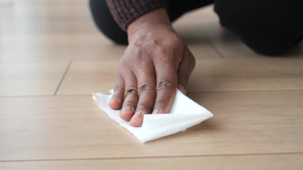 男人用手拿着纸巾擦地板 清理牛奶溢漏 — 图库视频影像