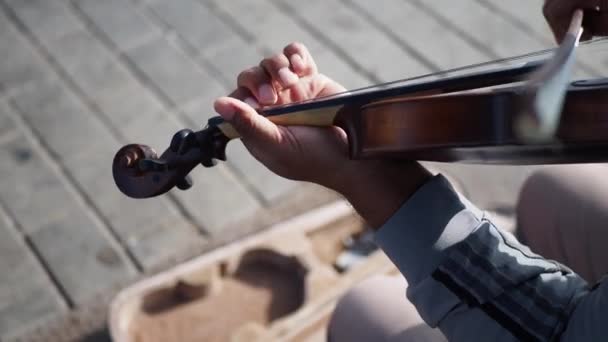 Ένα Άτομο Παίζει Βιολί Ξύλινο Ξύλινο Κατάστρωμα Δημιουργώντας Όμορφη Μουσική — Αρχείο Βίντεο