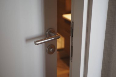  Gri banyo kapısı hafifçe açık 