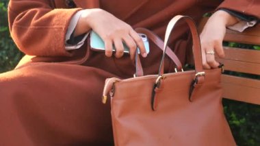  Kadınlar çantasına akıllı telefon koyuyorlar. .