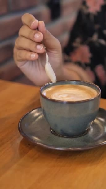 Osoba Ręka Mieszająca Kawę Łyżką — Wideo stockowe