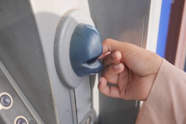 ATM 'den Para Çekmek İçin Kredi Kartı Kullanan Kişi
