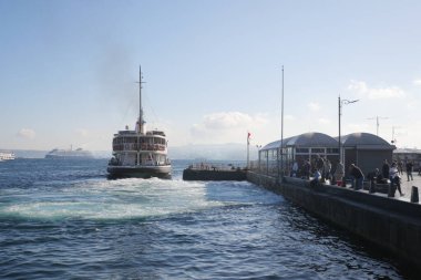 Türkiye İstanbul 18 Temmuz 2023. Boğaz 'da nakliye feribotu. Feribot yolcu taşır..