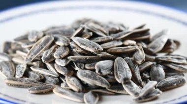 Masadaki bir kasede güneş tohumu ,