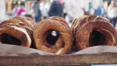 Türk Simit 'i minibüste satıyor ,