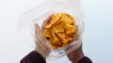 Lezzetli patates cipsi paketin tepesinde. .