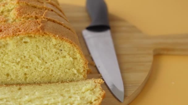 Tranche Gâteau Boulangerie Sur Planche Découper Sur Blanc — Video