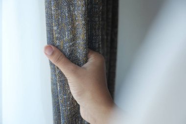 Temiz kumaş perdesini kapat.