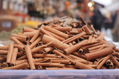 Baharat pazarında satılan tarçın çubukları yığını .