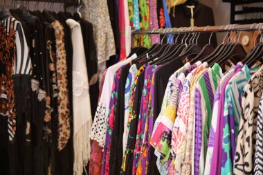 Renkli kadın giysileri satılık .