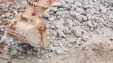 Kazı kovası ile inşaat atığı sökülüyor