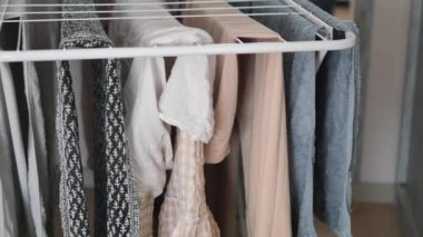  Kumaşlar çamaşır ipine mandallarla tutunur..