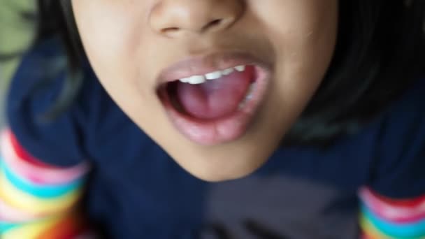 Închideți Copilul Țipând Acasă Mișcare Lentă — Videoclip de stoc