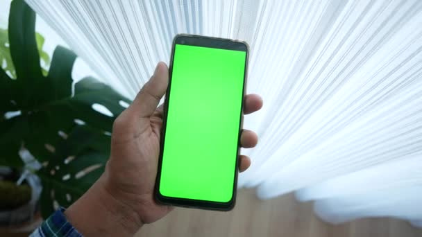 Mão Close Usando Telefone Mostrando Tela Verde Sala Vazia — Vídeo de Stock