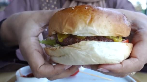 Mão Segurando Hambúrguer Carne Mesa Perto — Vídeo de Stock
