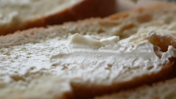 Perto Manteiga Estendida Pão — Vídeo de Stock
