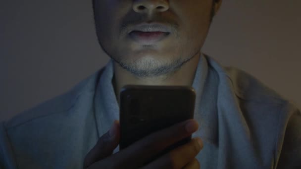 Fechar Mão Dos Homens Usando Telefone Inteligente Noite — Vídeo de Stock