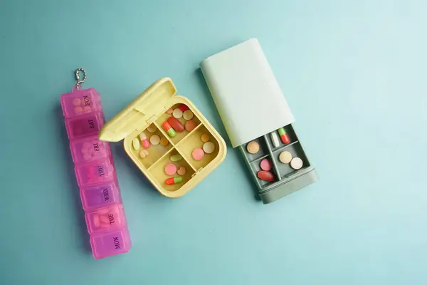 Ansicht Von Medizinischen Pillen Einer Tablettenbox Auf Dem Tisch — Stockfoto
