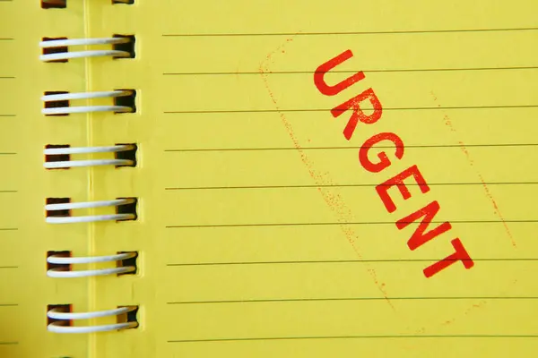 Rode Urgent Woordstempel Een Geel Papier — Stockfoto