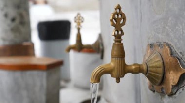 İstanbul 'da musluktan su dökülüyor. .