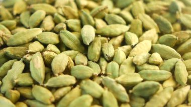  Yavaş çekimde kakule masaya düşüyor. ,