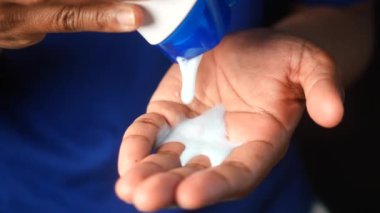 El şampuanı açık gri arka planda