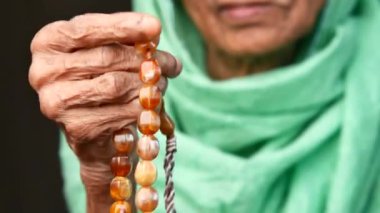 Ramazan 'da dua eden son sınıf kadınlarına yakın durun. .