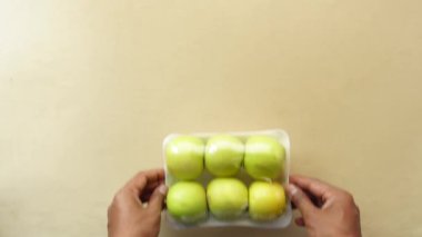 Şeffaf plastiğe sarılmış elmalar .