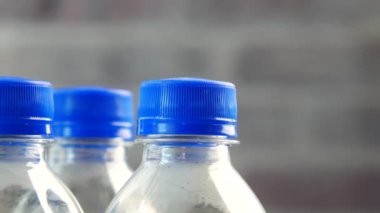 Masanın üzerinde plastik meşrubat şişeleri .
