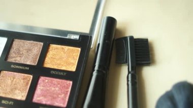 Masadaki göz farını kapat ,