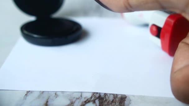Fingerabdrücke Auf Papier Nahaufnahme — Stockvideo