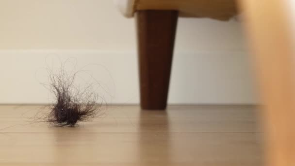 Γυναίκες Έχασαν Μαλλιά Σταγόνες Στο Πάτωμα — Αρχείο Βίντεο
