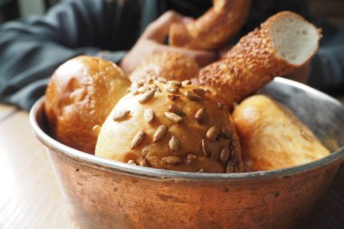 Balkabağı çekirdekli çöreğin yakın çekimi.