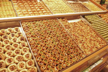 Dükkanda Türk tatlıları satılıyor. ,