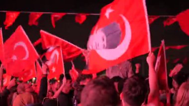 Türkiye İstanbul 29 Ekim 2023 'te elinde Türk bayrağıyla cumhuriyetin 100. yıldönümünü kutladı